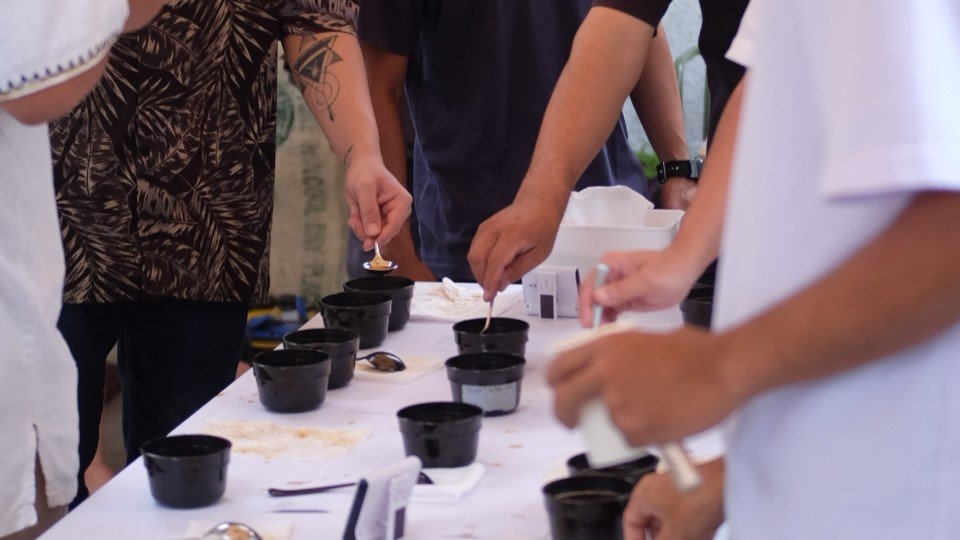 Laptop dan kopi di meja kerja